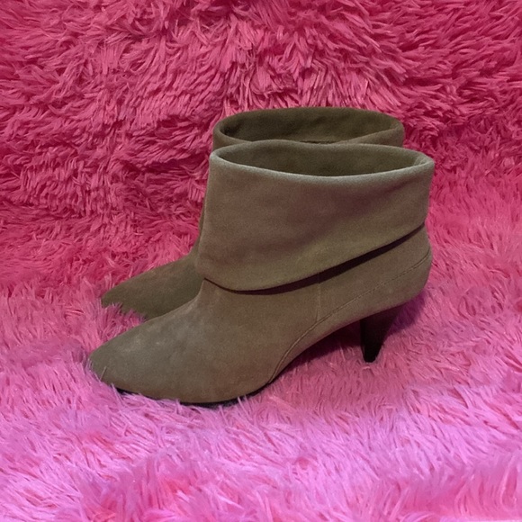 Suede 3.5” cone heel booties with rolled cuff and pointed toe size 7.5 - Picture 3 of 9